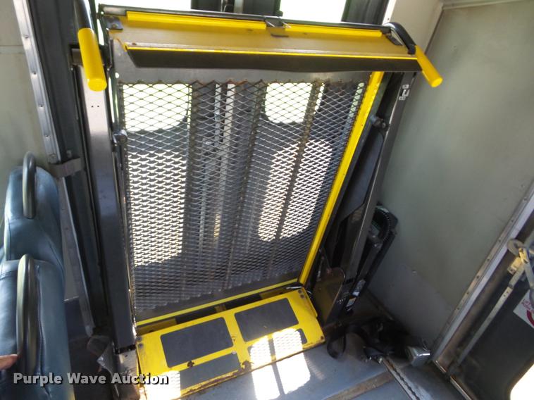 image for item K6434 2005 Ford Econoline E450 shuttle bus