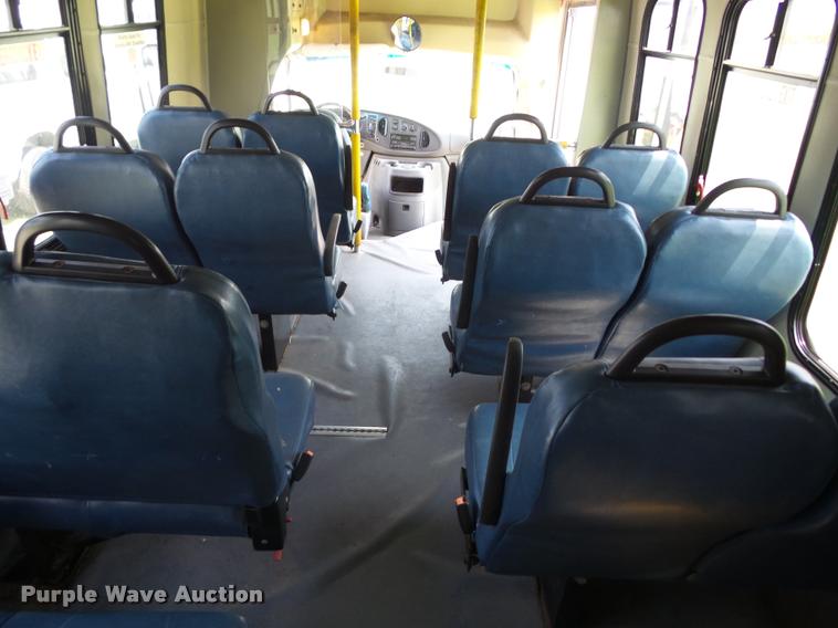 image for item K6434 2005 Ford Econoline E450 shuttle bus