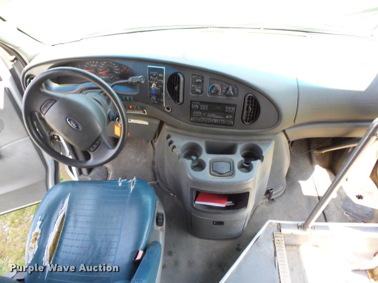 image for item K6434 2005 Ford Econoline E450 shuttle bus