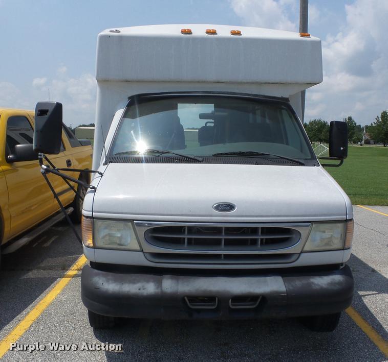 image for item K6442 2002 Ford Econoline E350 Super Duty shuttle bus
