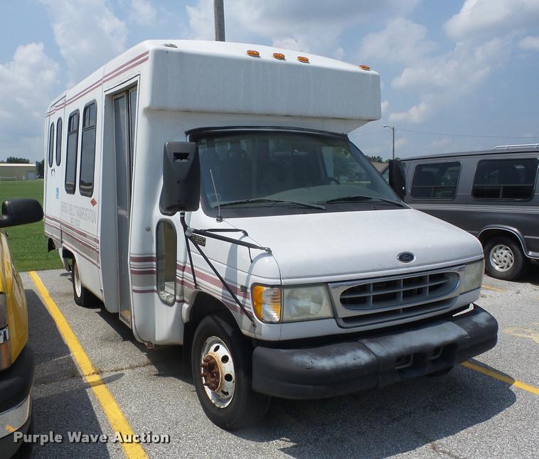 image for item K6442 2002 Ford Econoline E350 Super Duty shuttle bus