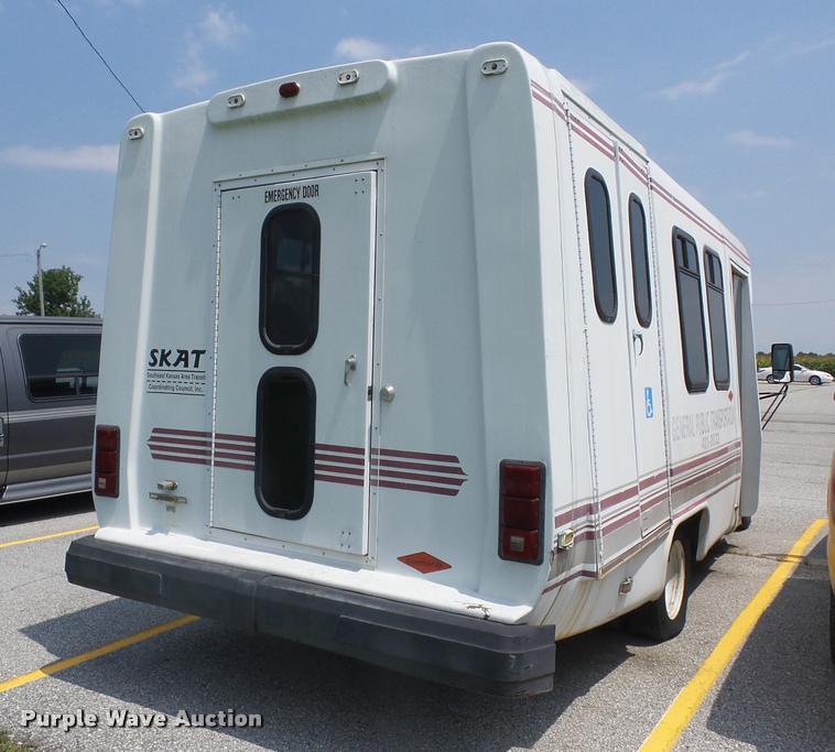 image for item K6442 2002 Ford Econoline E350 Super Duty shuttle bus