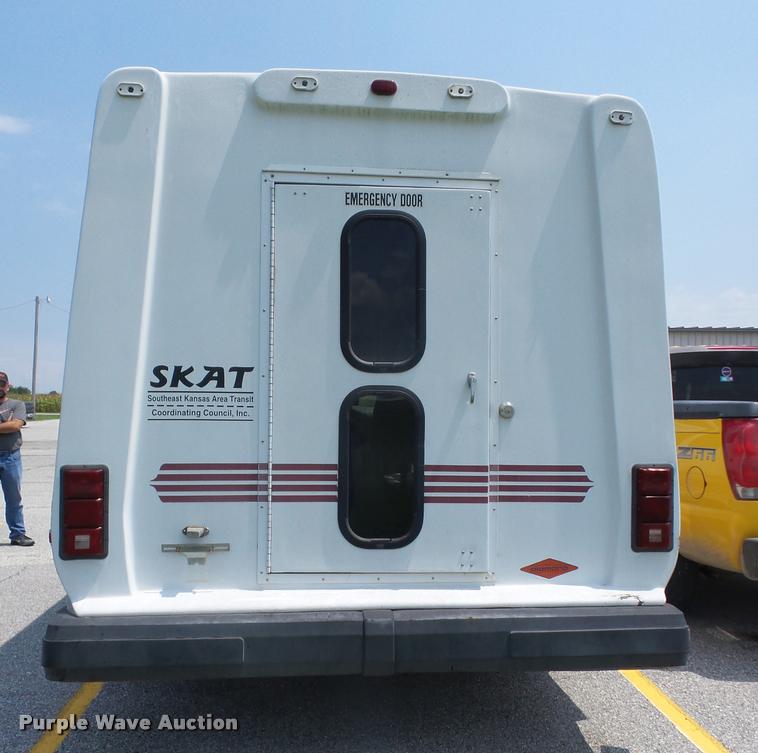 image for item K6442 2002 Ford Econoline E350 Super Duty shuttle bus