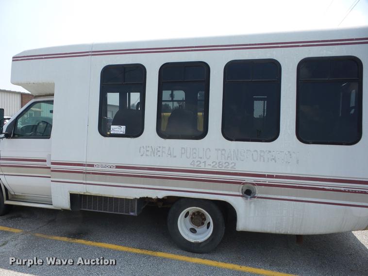image for item K6442 2002 Ford Econoline E350 Super Duty shuttle bus