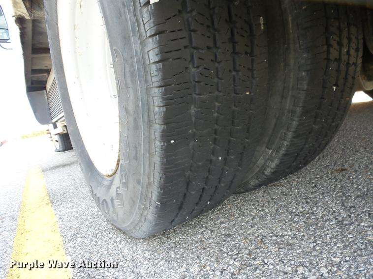 image for item K6442 2002 Ford Econoline E350 Super Duty shuttle bus