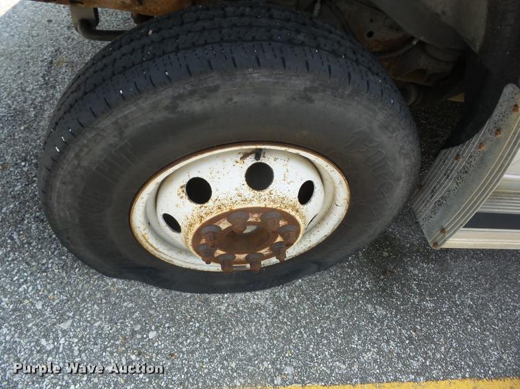 image for item K6442 2002 Ford Econoline E350 Super Duty shuttle bus