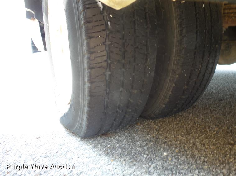 image for item K6442 2002 Ford Econoline E350 Super Duty shuttle bus