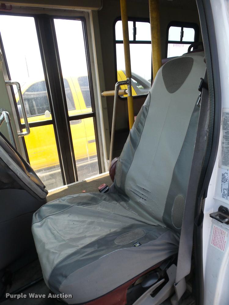 image for item K6442 2002 Ford Econoline E350 Super Duty shuttle bus