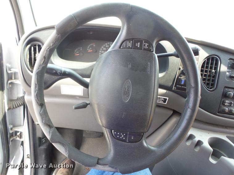 image for item K6442 2002 Ford Econoline E350 Super Duty shuttle bus