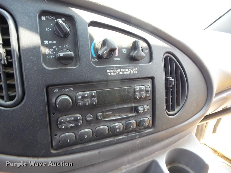 image for item K6442 2002 Ford Econoline E350 Super Duty shuttle bus