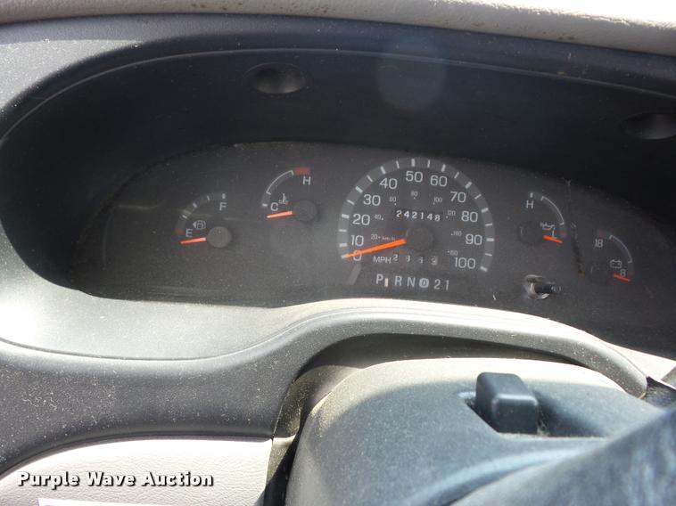 image for item K6442 2002 Ford Econoline E350 Super Duty shuttle bus