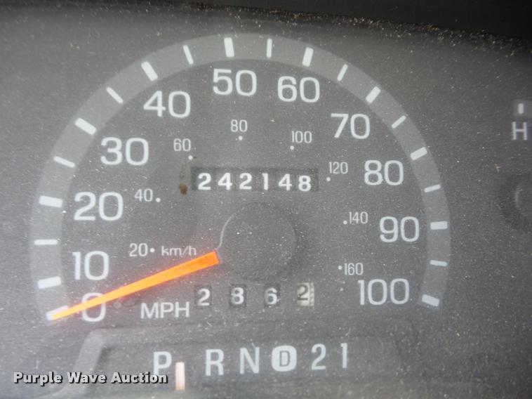 image for item K6442 2002 Ford Econoline E350 Super Duty shuttle bus