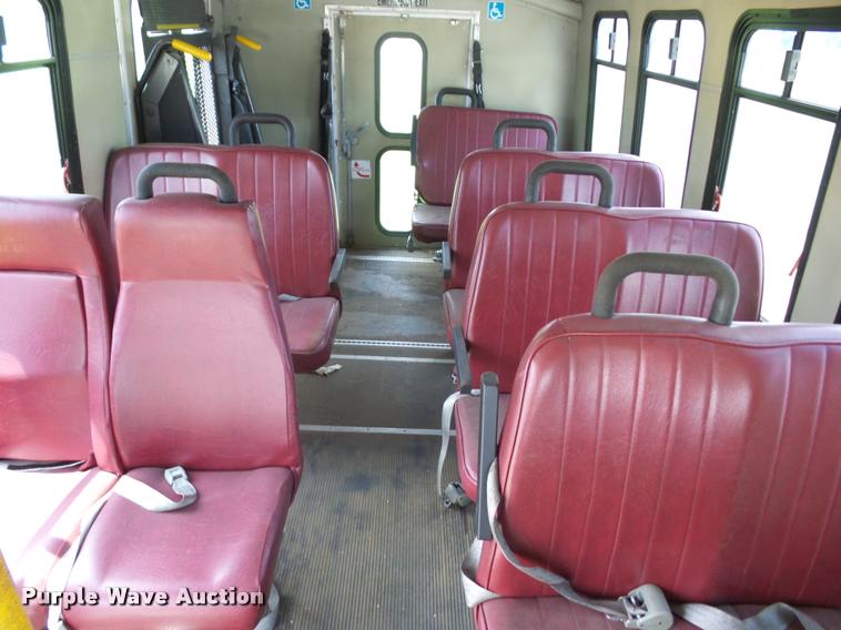 image for item K6442 2002 Ford Econoline E350 Super Duty shuttle bus