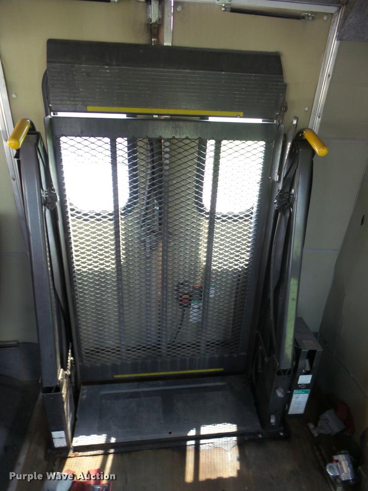 image for item K6442 2002 Ford Econoline E350 Super Duty shuttle bus