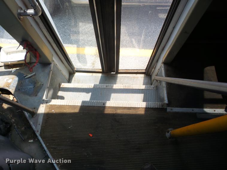 image for item K6442 2002 Ford Econoline E350 Super Duty shuttle bus