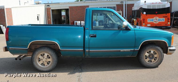image for item DA6858 1992 GMC Sierra 1500 pickup truck