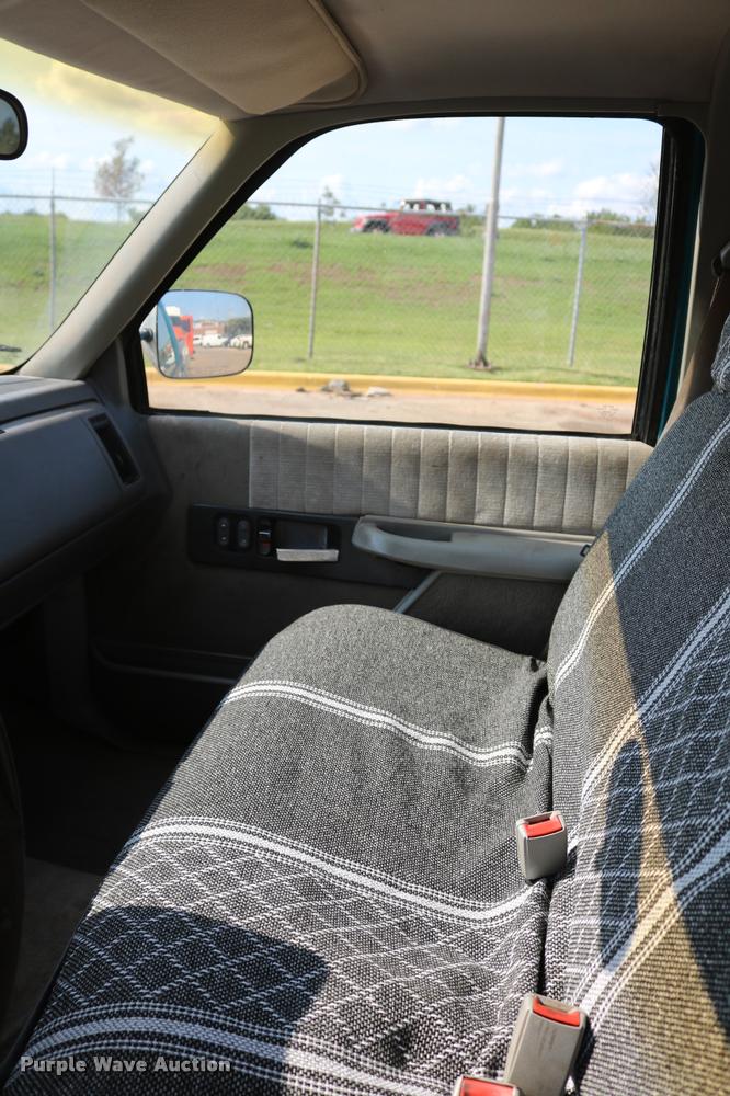 image for item DA6858 1992 GMC Sierra 1500 pickup truck