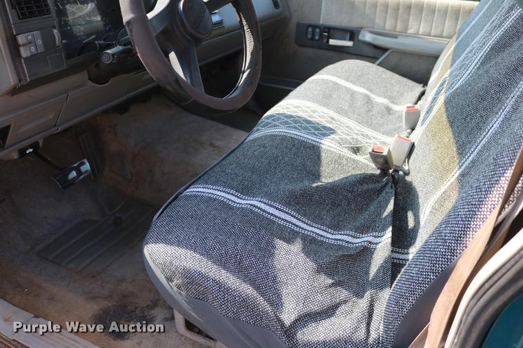 image for item DA6858 1992 GMC Sierra 1500 pickup truck