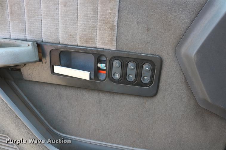 image for item DA6858 1992 GMC Sierra 1500 pickup truck