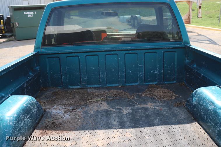 image for item DA6858 1992 GMC Sierra 1500 pickup truck