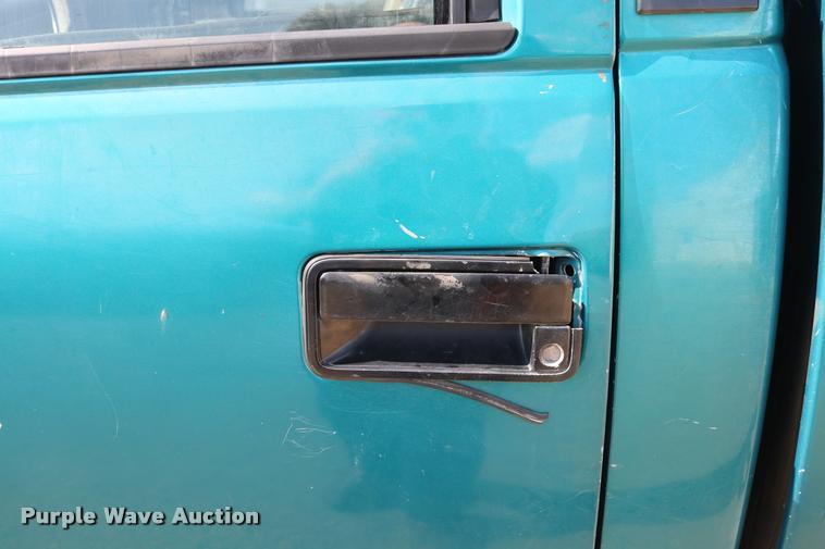 image for item DA6858 1992 GMC Sierra 1500 pickup truck