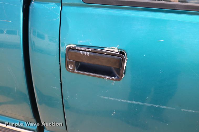 image for item DA6858 1992 GMC Sierra 1500 pickup truck