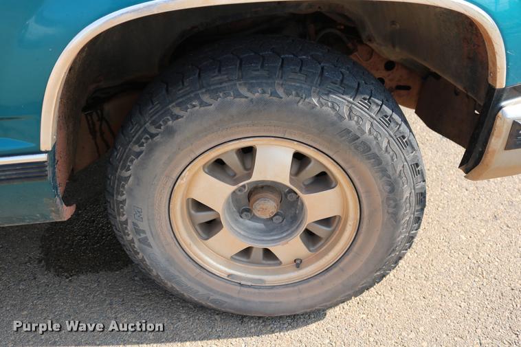 image for item DA6858 1992 GMC Sierra 1500 pickup truck