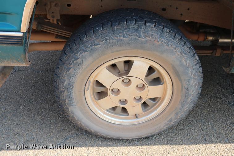 image for item DA6858 1992 GMC Sierra 1500 pickup truck