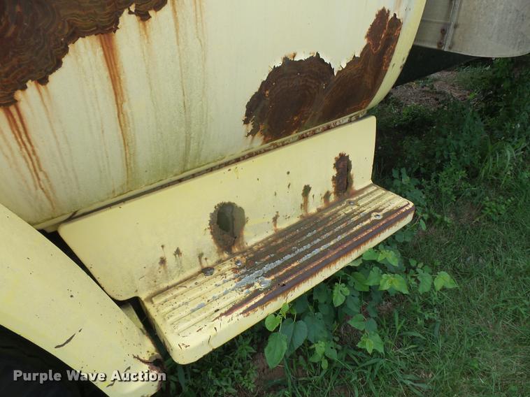 image for item DB0523 1985 GMC TopKick 7000 box truck