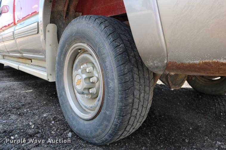 image for item DB1026 2000 Chevrolet Silverado 2500 Ext. Cab pickup truck