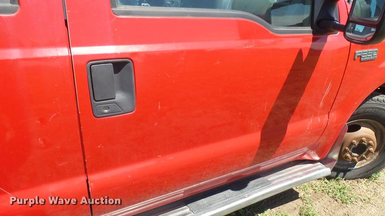 image for item DB3377 1999 Ford F350 Super Duty Crew Cab flatbed pickup truck