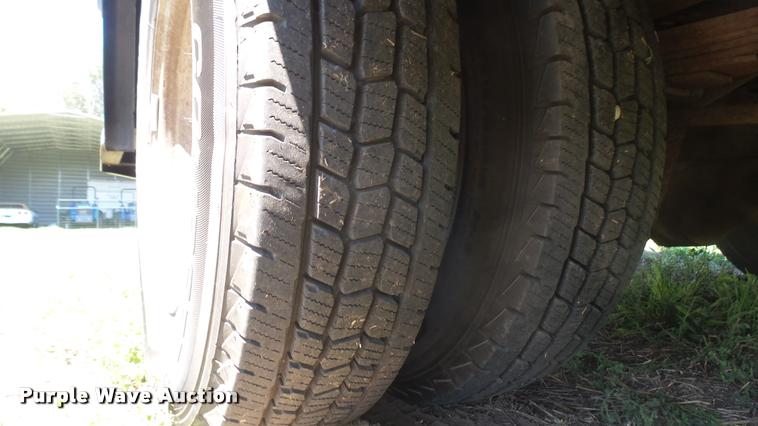 image for item DB3377 1999 Ford F350 Super Duty Crew Cab flatbed pickup truck