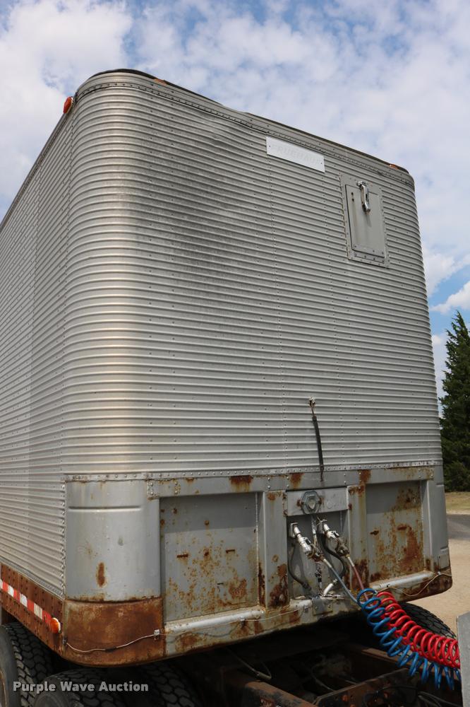 image for item DB9256 1977 Fruehauf dry van trailer