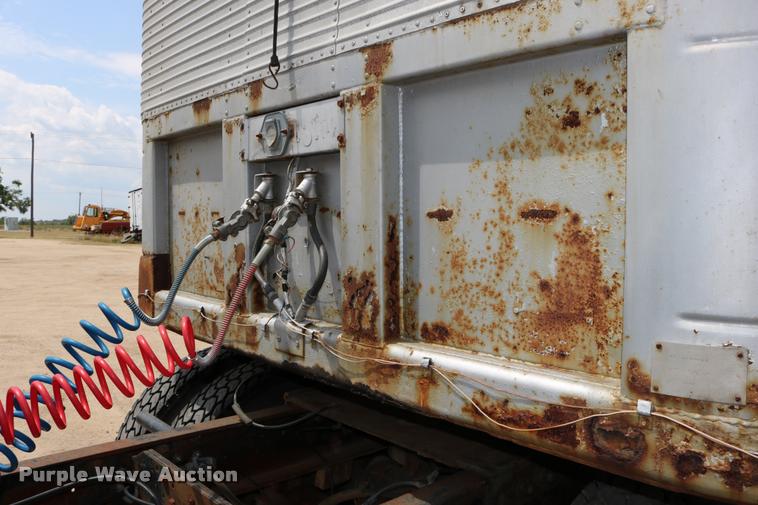 image for item DB9256 1977 Fruehauf dry van trailer