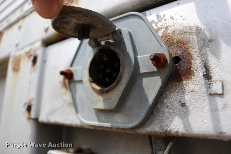 image for item DB9256 1977 Fruehauf dry van trailer