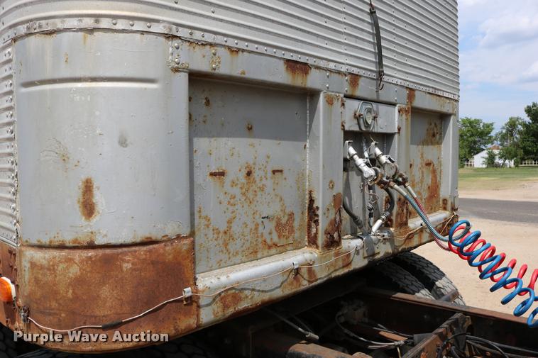 image for item DB9256 1977 Fruehauf dry van trailer