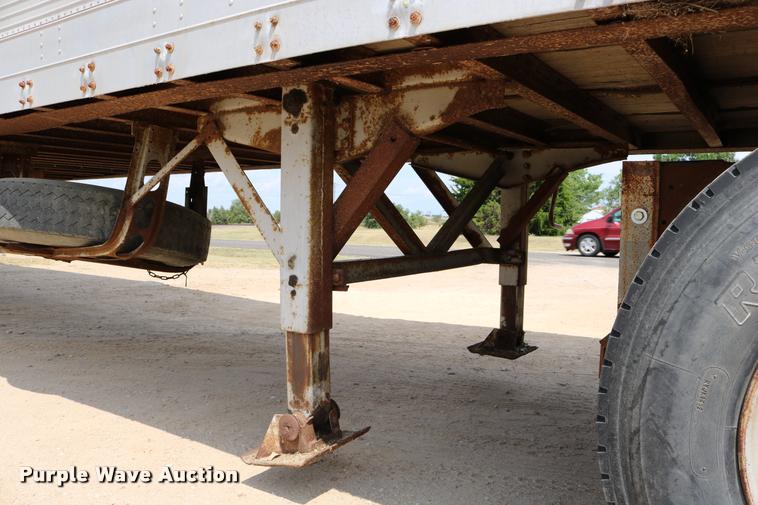 image for item DB9256 1977 Fruehauf dry van trailer