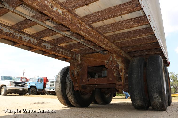 image for item DB9256 1977 Fruehauf dry van trailer
