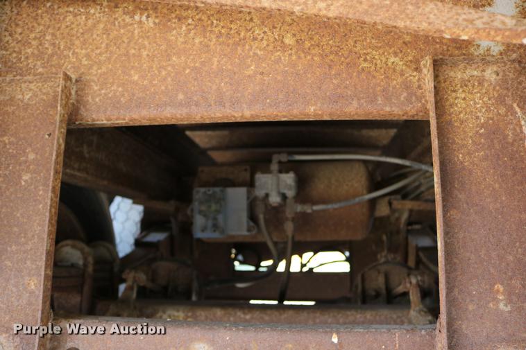 image for item DB9256 1977 Fruehauf dry van trailer