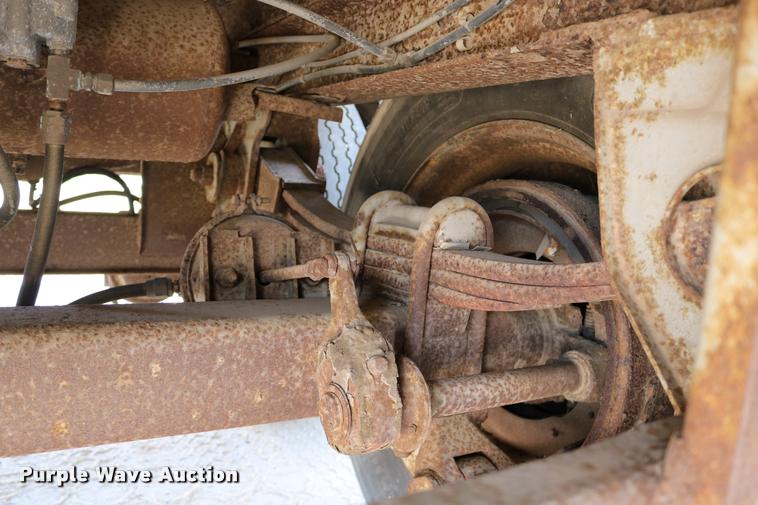 image for item DB9256 1977 Fruehauf dry van trailer