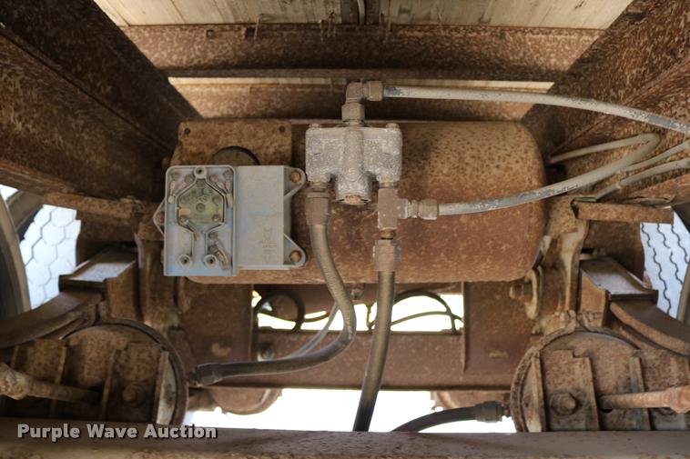 image for item DB9256 1977 Fruehauf dry van trailer