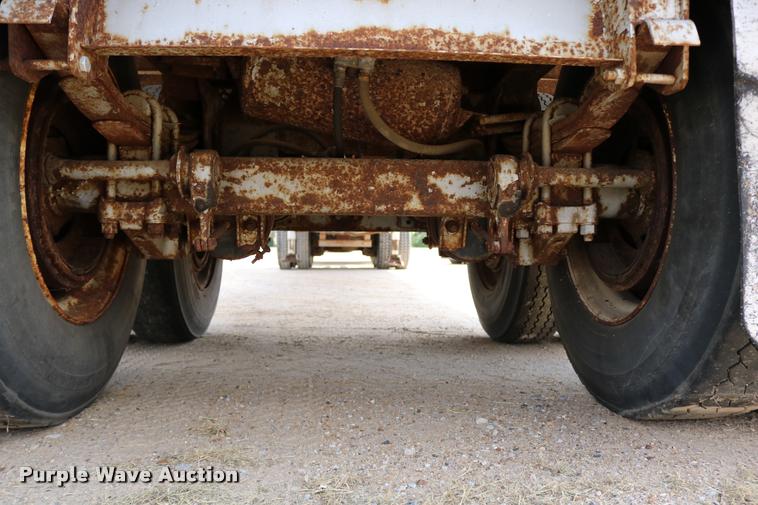 image for item DB9256 1977 Fruehauf dry van trailer