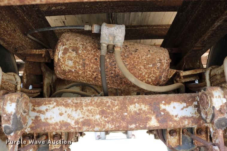 image for item DB9256 1977 Fruehauf dry van trailer