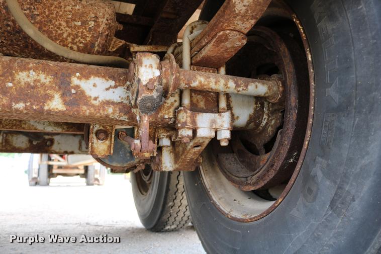 image for item DB9256 1977 Fruehauf dry van trailer