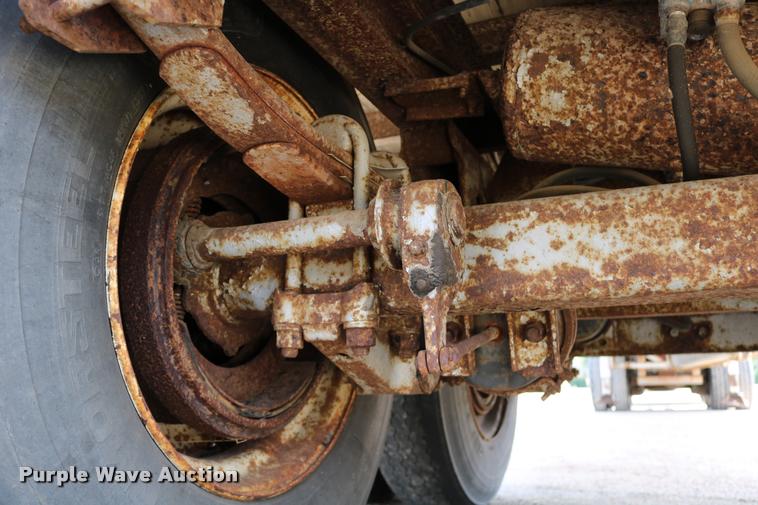 image for item DB9256 1977 Fruehauf dry van trailer