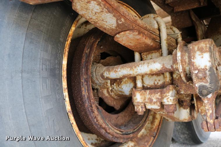 image for item DB9256 1977 Fruehauf dry van trailer