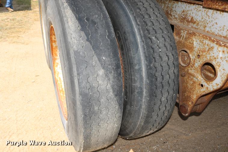 image for item DB9256 1977 Fruehauf dry van trailer