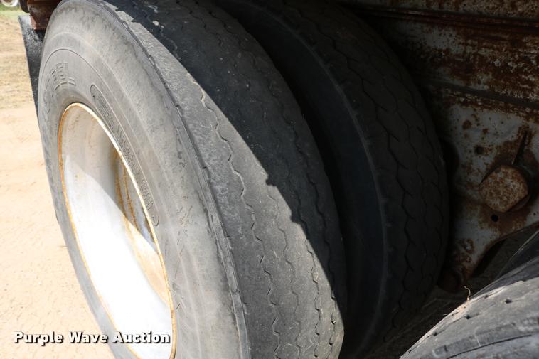 image for item DB9256 1977 Fruehauf dry van trailer