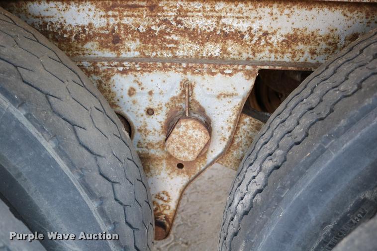 image for item DB9256 1977 Fruehauf dry van trailer