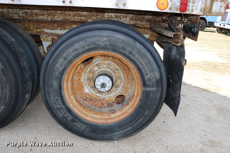 image for item DB9256 1977 Fruehauf dry van trailer